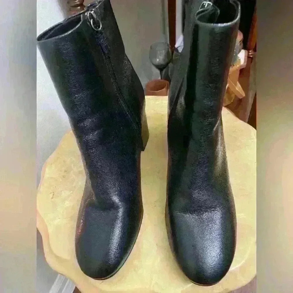 Altar’s state black boots-worn once